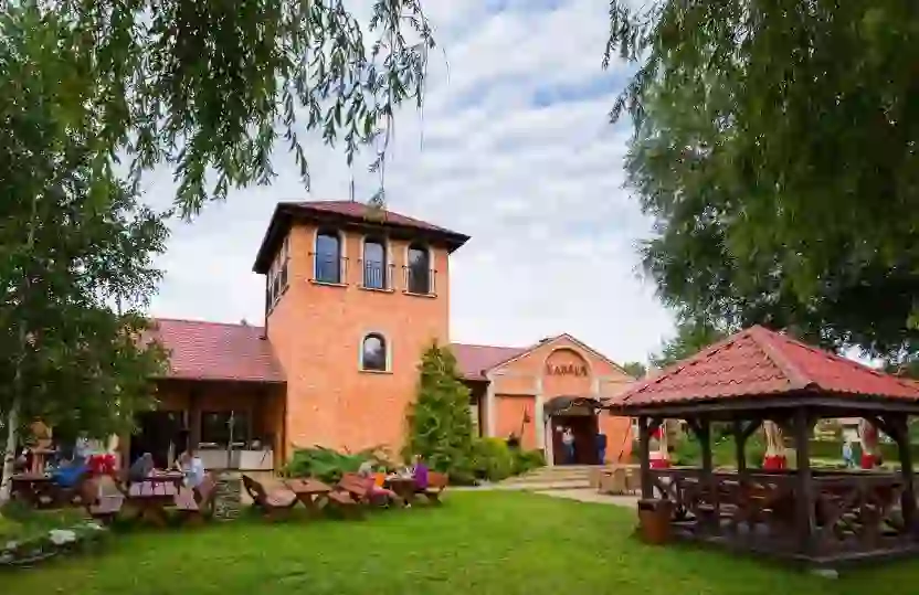 Hotel Ognisty Ptak - pohľad na budovu a jazero